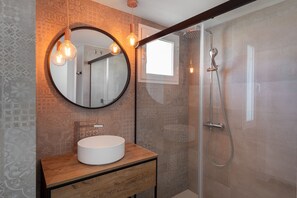 Dusche, Haartrockner, Handtücher, Toilettenpapier