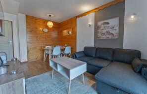 TV - Resort center, 1st floor, fitness, swimming pool, sauna, balcony, tv, ski locker, 38m², Les Orres (Les Orres)