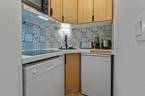 A compact kitchen with a dishwasher, a coffee maker, and a toaster. - 40m from ski slopes, 1st floor, fitness, swimming pool, sauna, balcony, tv, ski locker, 38m² (Les Orres)