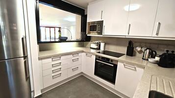 Een koelkast, een magnetron, een oven, een vaatwasser