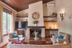 TV, fireplace