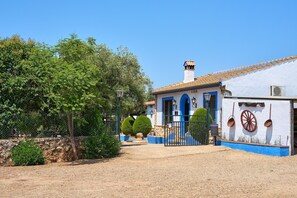Exterior - La Alcaidía Country House with Pool, BBQ, Mountain Views and Wi-Fi in Natural Park (Hornachuelos)