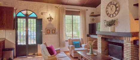 Televisie en een open haard