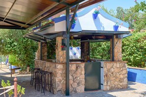 Outdoor dining - La Alcaidía Country House with Pool, BBQ, Mountain Views and Wi-Fi in Natural Park (Hornachuelos)