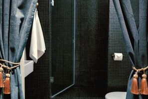 Dusche, Haartrockner, Bidet, Handtücher