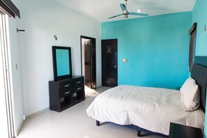 3 bedrooms, desk, iron/ironing board, free WiFi