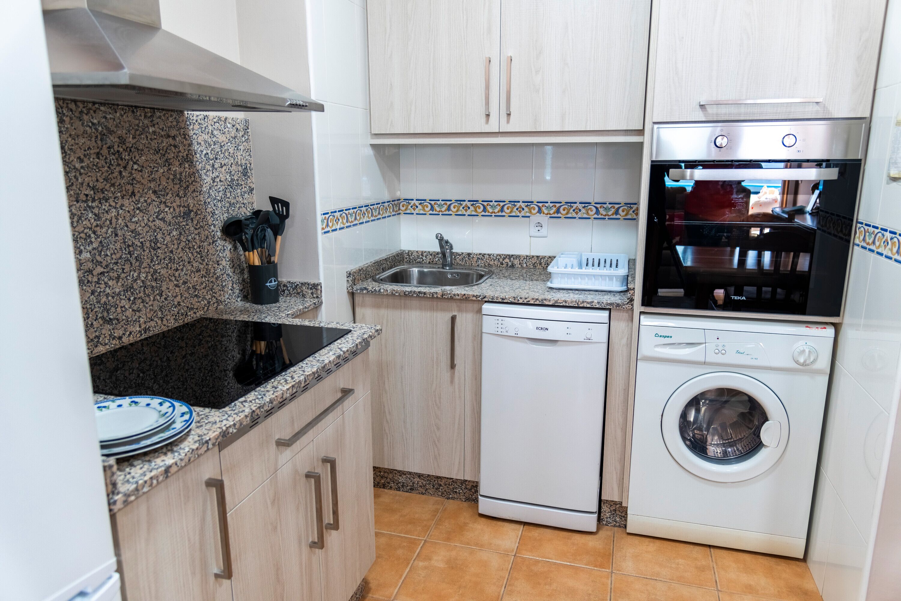 Een koelkast, een magnetron, een oven, een vaatwasser