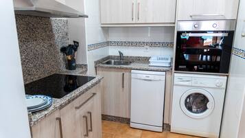 Een koelkast, een microgolfoven, een oven, een vaatwasser