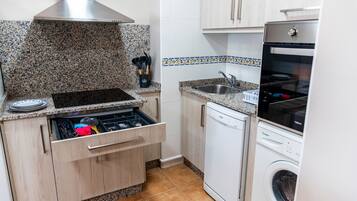 Kühlschrank, Mikrowelle, Ofen, Geschirrspüler