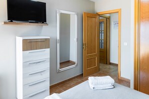 2 bedrooms, iron/ironing board, free WiFi, bed sheets
