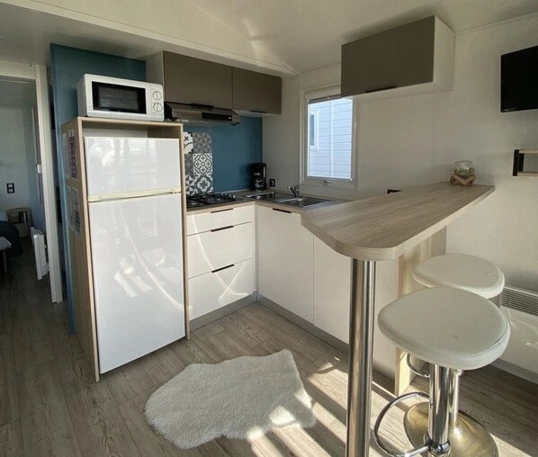 Refrigerador, microondas y parrilla de estufa 