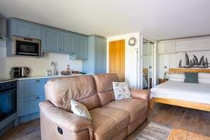 1 bedroom, iron/ironing board, free WiFi - Sea Thistle -  an apartment that sleeps 2 guests  in 1 bedroom (Salcombe)
