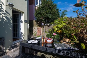 Outdoor dining - Sea Thistle -  an apartment that sleeps 2 guests  in 1 bedroom (Salcombe)