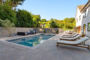 A heated pool - Austiger House -  a house that sleeps 8 guests  in 4 bedrooms (Torquay)