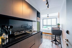 Kylskåp, mikrovågsugn, spishäll och kaffe- och tebryggare