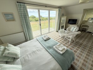 4 bedrooms, iron/ironing board, free WiFi, bed sheets - Len's Lookout -  a cottage that sleeps 8 guests  in 4 bedrooms (Filey)