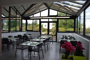 Dining - ZEcamping 4* animé 500m plage piscine couverte locatif TV LV BBQ 40m2 (La Forêt-Fouesnant)