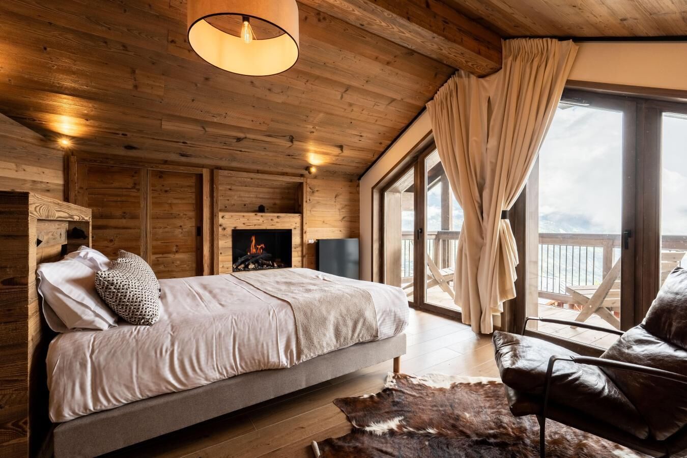 5 bedrooms, iron/ironing board, WiFi, bed sheets