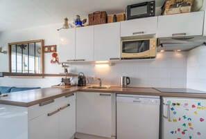 Micro-ondes, plaque de cuisson, lave-vaisselle, grille-pain