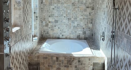 Charming 3-BR Cabin/House, Pool, creek, 35Acres with Fiber Internet in Pikeville
