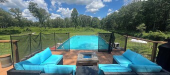 Charming 3-BR Cabin/House, Pool, creek, 35Acres with Fiber Internet in Pikeville