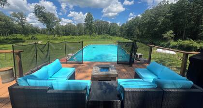 Charming 3-BR Cabin/House, Pool, creek, 35Acres with Fiber Internet in Pikeville
