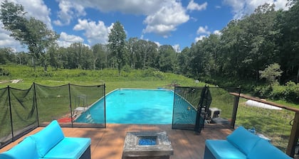 Charming 3-BR Cabin/House, Pool, creek, 35Acres with Fiber Internet in Pikeville