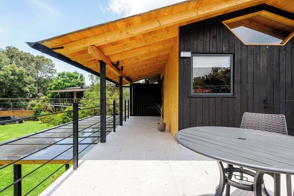 Vista desde la terraza privada con comedor de exterior 