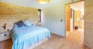 Habitación con cama queen y armario 