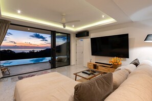Una Smart TV, un reproductor estéreo