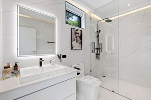 Hair dryer, towels - Maya 1 - Seaview Mordern Luxury (Tambon Bo Put)