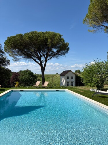 Maison de maitre with a beautiful view. Large heated swimming pool. Dog-friendly.