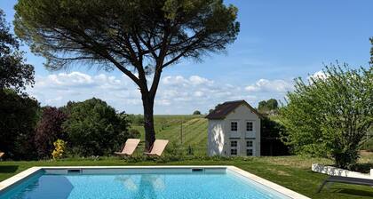 Maison de maitre with a beautiful view. Large heated swimming pool. Dog-friendly.