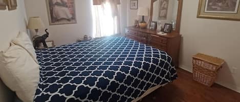 1 bedroom, desk, iron/ironing board, WiFi