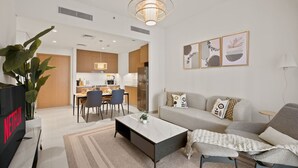 TV - Earthy Elegant 1 BR in Surf 2-Creek Beach Access (Dubai)