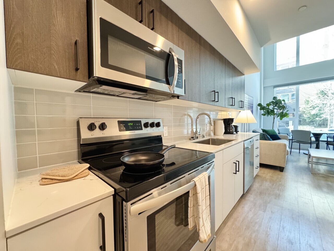 Kühlschrank, Mikrowelle, Ofen, Herdplatte