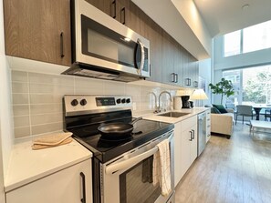 Fridge, microwave, oven, stovetop - Space Needle, Climate Pledge Arena, Downtown! (Seattle)