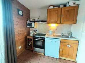 Een koelkast, een magnetron, een oven, een koffiezetapparaat/waterkoker