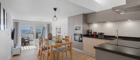 KĂŒhlschrank, Mikrowelle, Ofen, Herdplatte