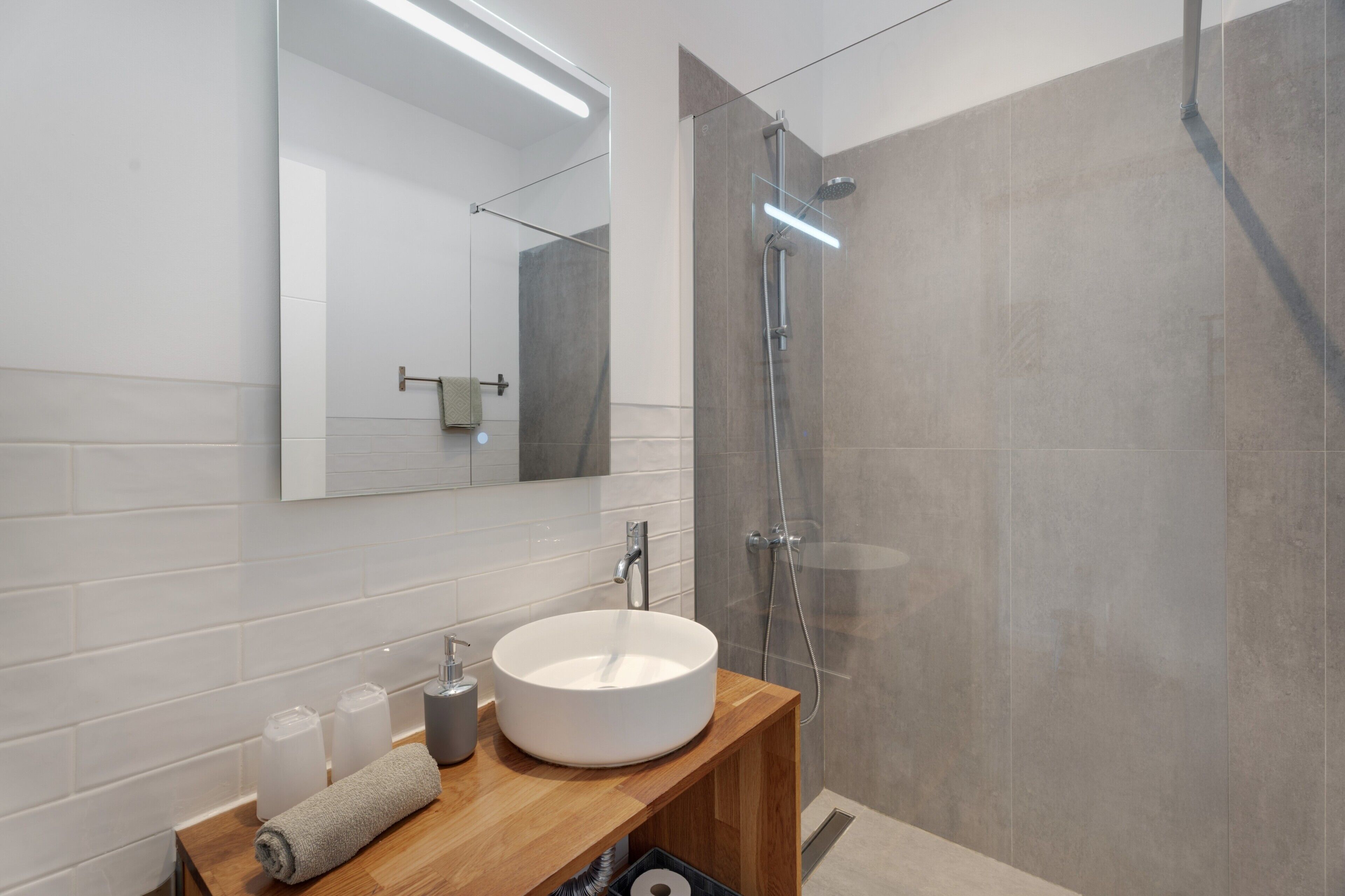 Een douche, een haardroger, handdoeken