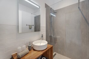 Shower, hair dryer, towels - Vacation 'Agua Y Sol I' with Sea View, Shared Pool and Wi-Fi (Poris de Abona)