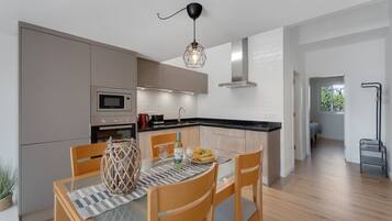 Een koelkast, een magnetron, een oven, een kookplaat