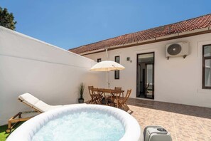 Outdoor dining - Traditional House with Jacuzzi by HostWise (Porto)