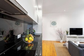 Smart TV - Modern & Trendy Flat by HostWise (Porto)