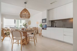 Coffee/tea maker, fridge, microwave, oven - Oceana Breeze Apartment with Pool View (Estepona)