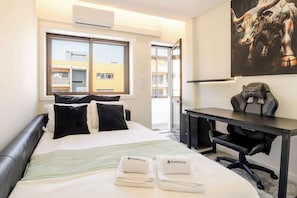 3 bedrooms, desk, iron/ironing board, free WiFi - Spacious & Stylish Flat with Garage by HostWise (Ermesinde)