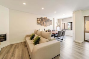 Smart TV, offices - Spacious & Stylish Flat with Garage by HostWise (Ermesinde)