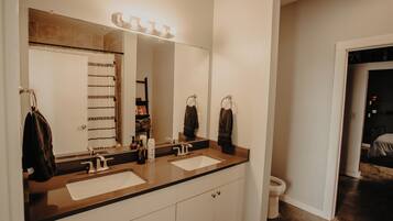 Secador de pelo, toallas, jabón y papel higiénico