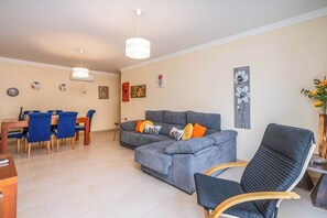 Smart TV - Bright & Spacious Flat by HostWise (Vila Real de Santo António)