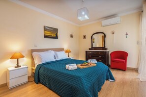 3 bedrooms, desk, iron/ironing board, free WiFi